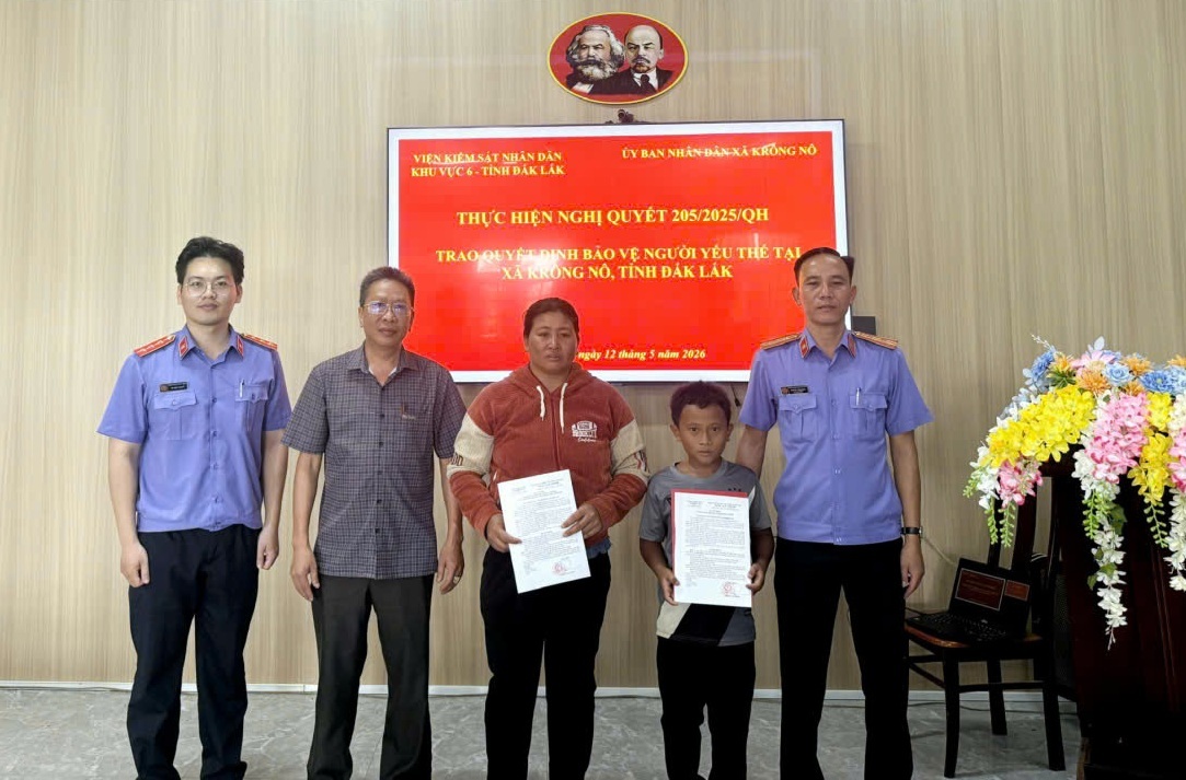 Từ kiến nghị của Viện kiểm sát, bé trai mồ côi được hưởng trợ cấp xã hội