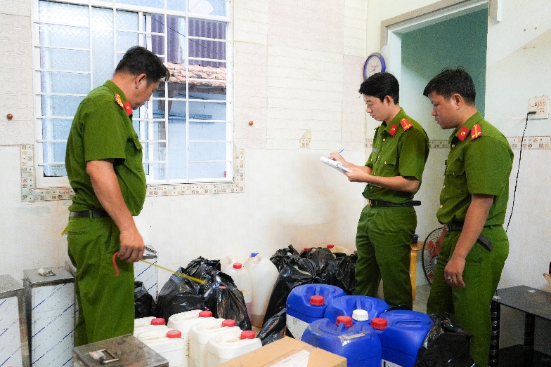 Khởi tố, bắt tạm giam đối tượng sản xuất, buôn bán nước hoa giả