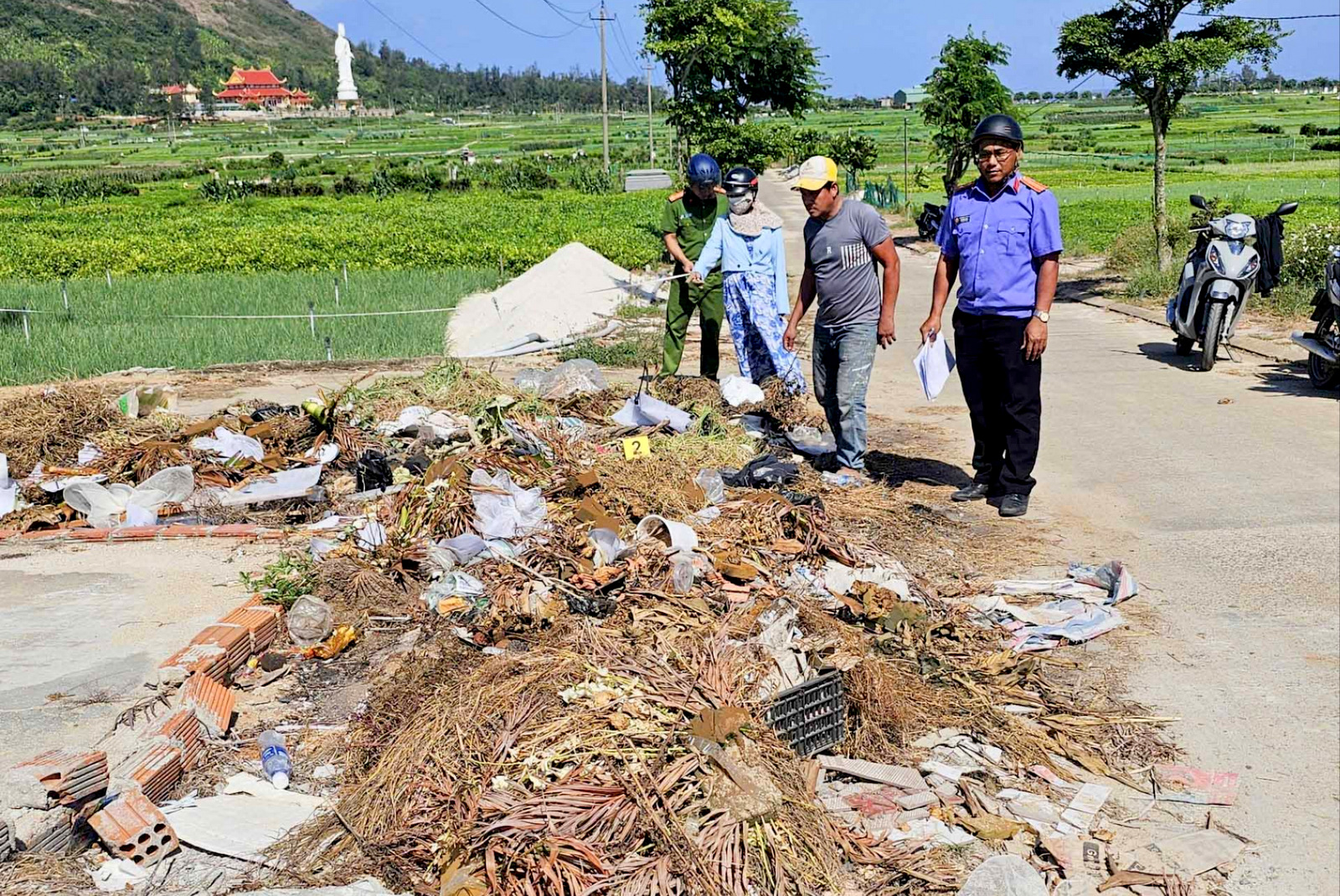 VKSND khu vực 1, TP Quảng Ngãi kiểm tra ô nhiễm môi trường tại đặc khu Lý Sơn
