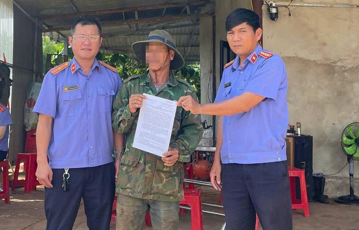 Sau yêu cầu của Viện kiểm sát, người dân tự nguyện tháo dỡ công trình vi phạm