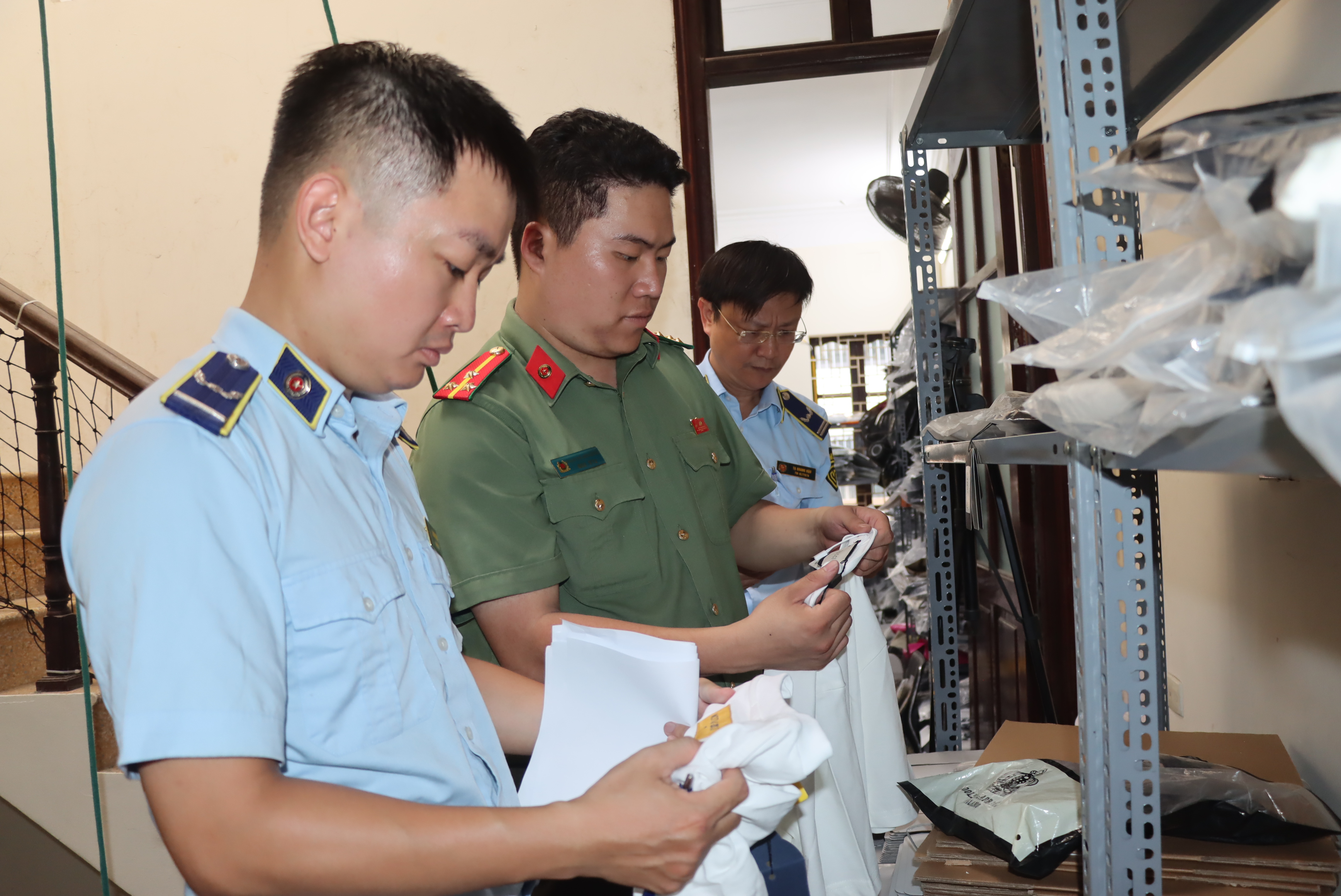 Kiểm tra một cơ sở kinh doanh, phát hiện nhiều sản phẩm nghi giả mạo các thương hiệu nổi tiếng