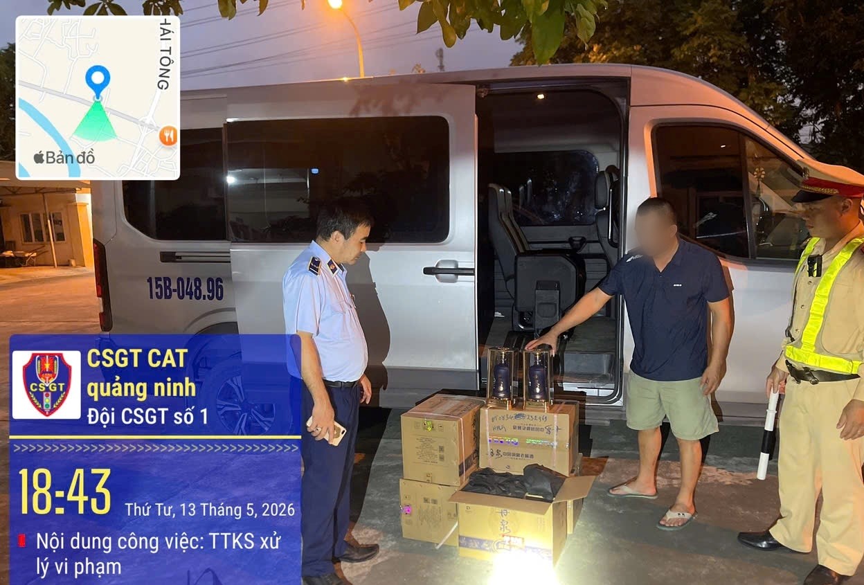Phát hiện ô tô khách chở 6 thùng rượu nhãn mác nước ngoài không rõ nguồn gốc