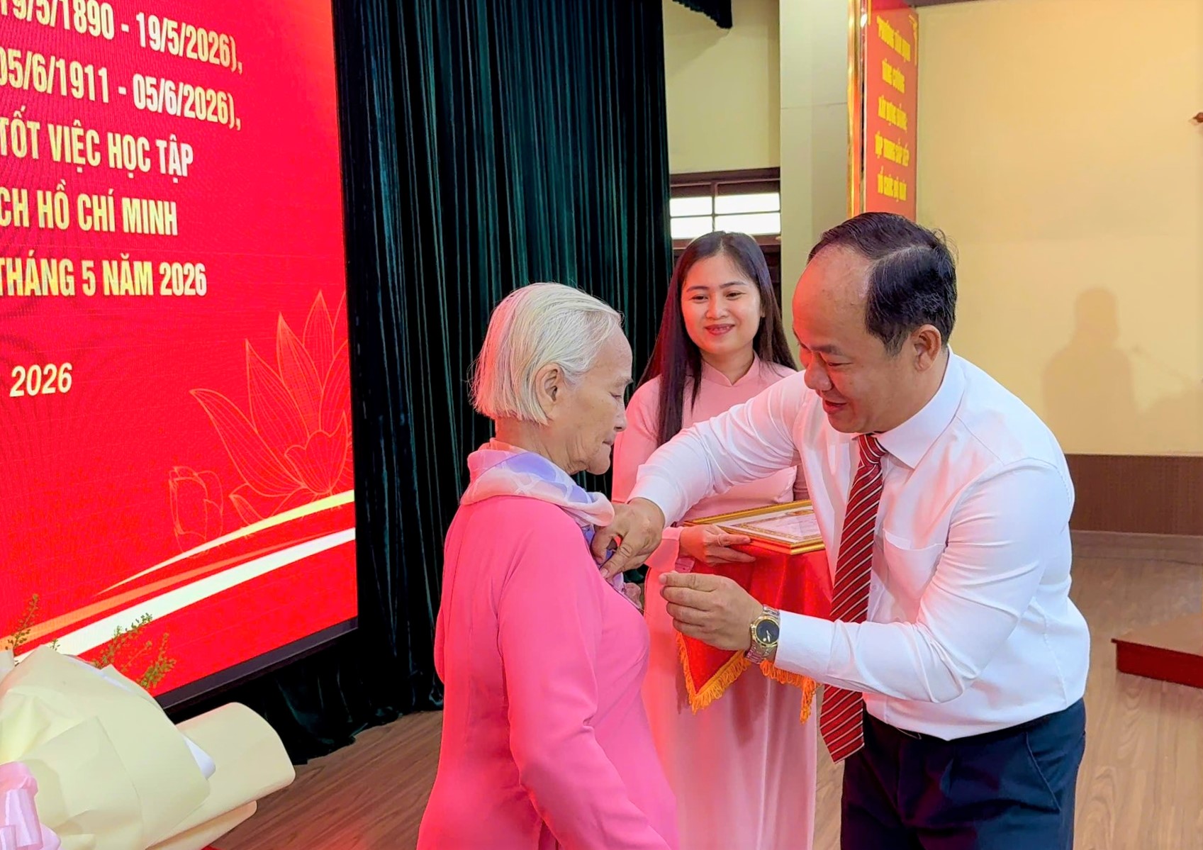 Phường Tân Định trao Huy hiệu Đảng, tri ân những cống hiến bền bỉ vì sự nghiệp cách mạng
