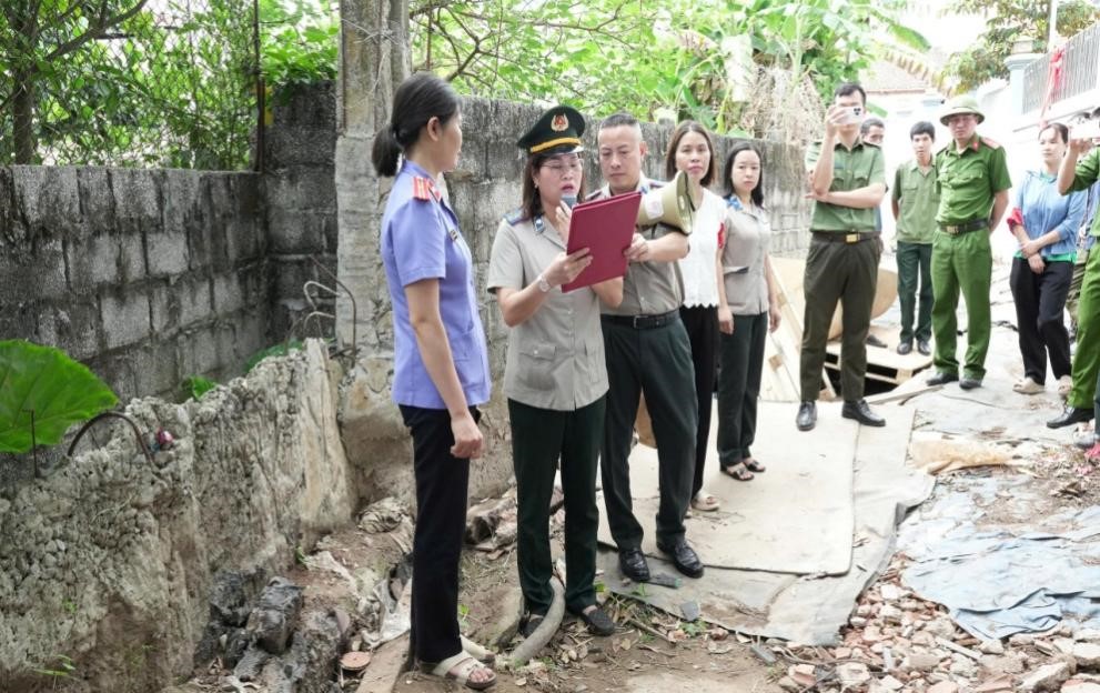 Kiểm sát việc cưỡng chế bàn giao tài sản tại thôn Trung Đạo xã Yên Mỹ, tỉnh Hưng Yên
