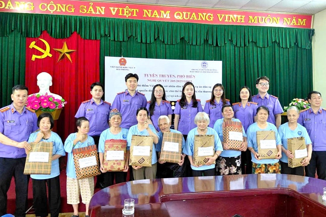 Tuyên truyền Nghị quyết 205 và tặng quà tại Trung tâm Nuôi dưỡng bảo trợ xã hội Hải Dương