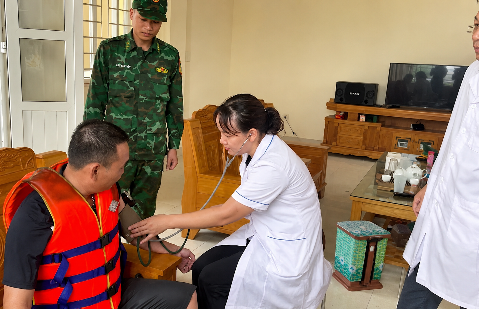 Kịp thời cứu nạn 4 ngư dân trôi dạt do tàu hỏng máy tại vùng biển Quảng Ninh