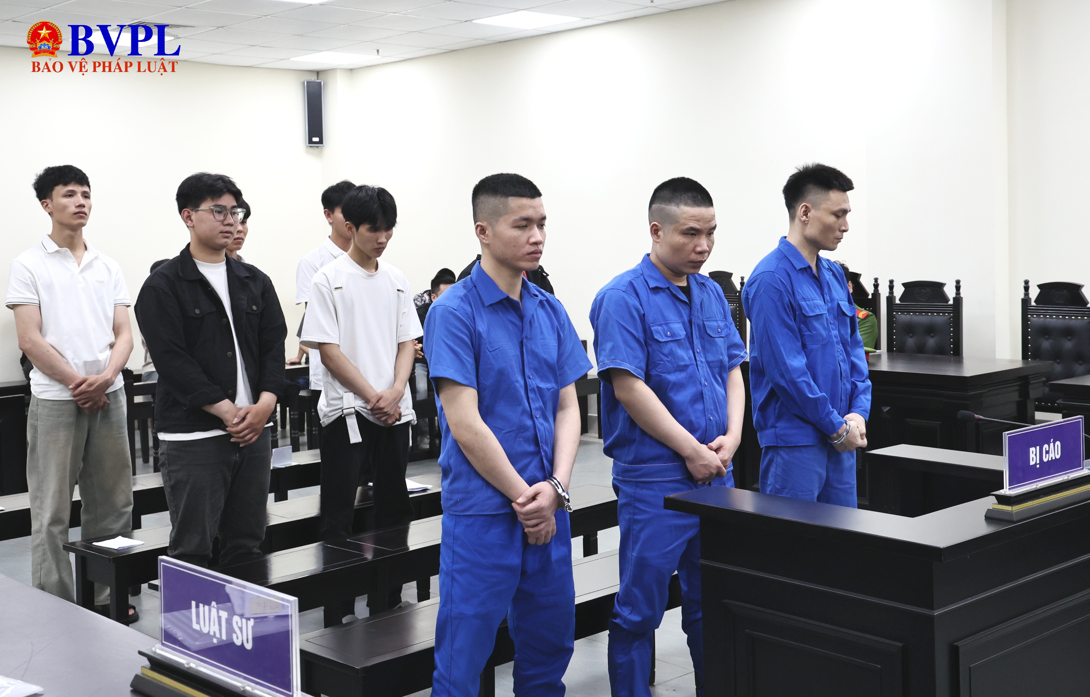 Từng có tiền án, vẫn cầm đầu đường dây làm giả 6 000 giấy phép lái xe