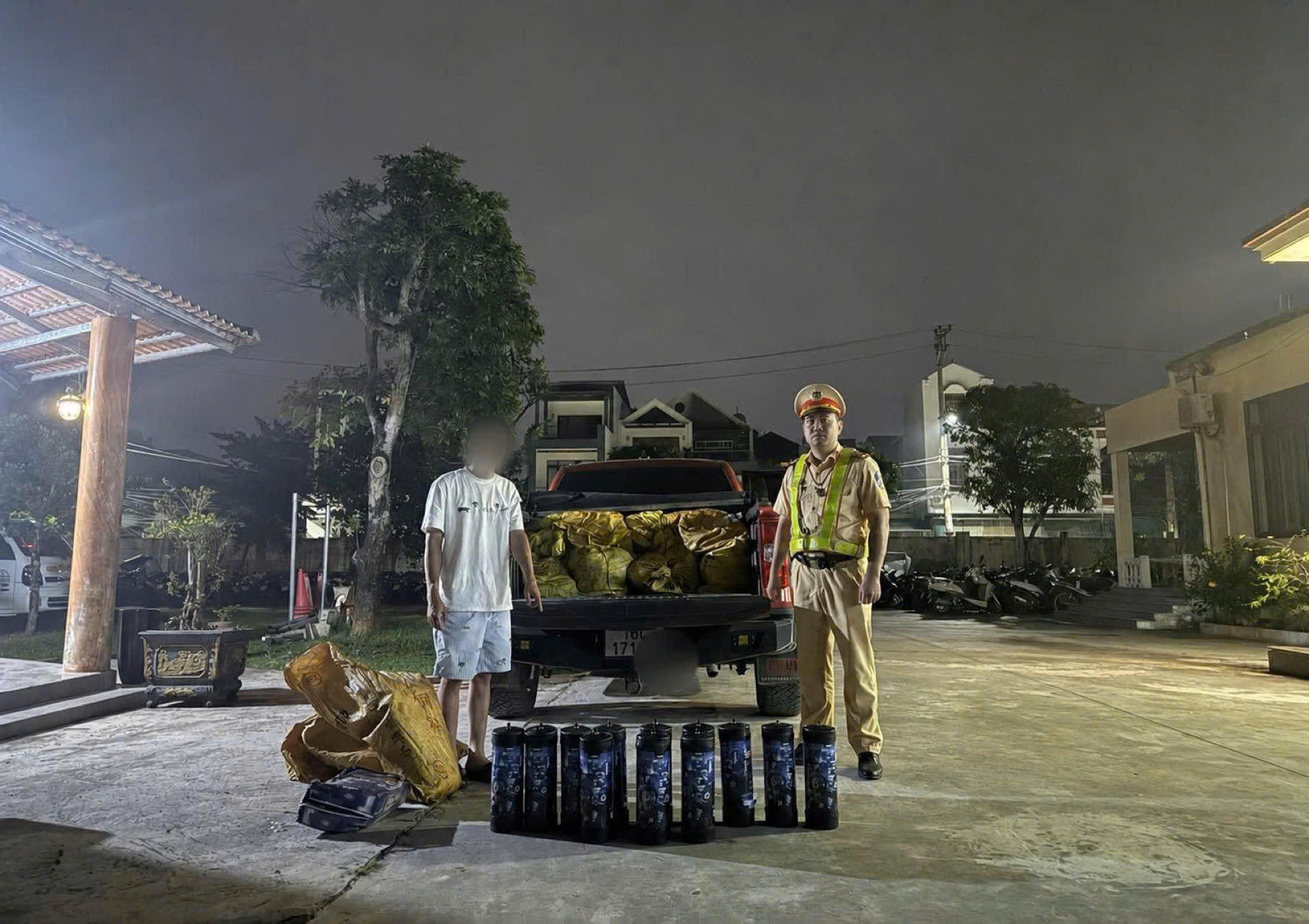 Chặn xe bán tải chở 160 bình “khí cười” trong đêm