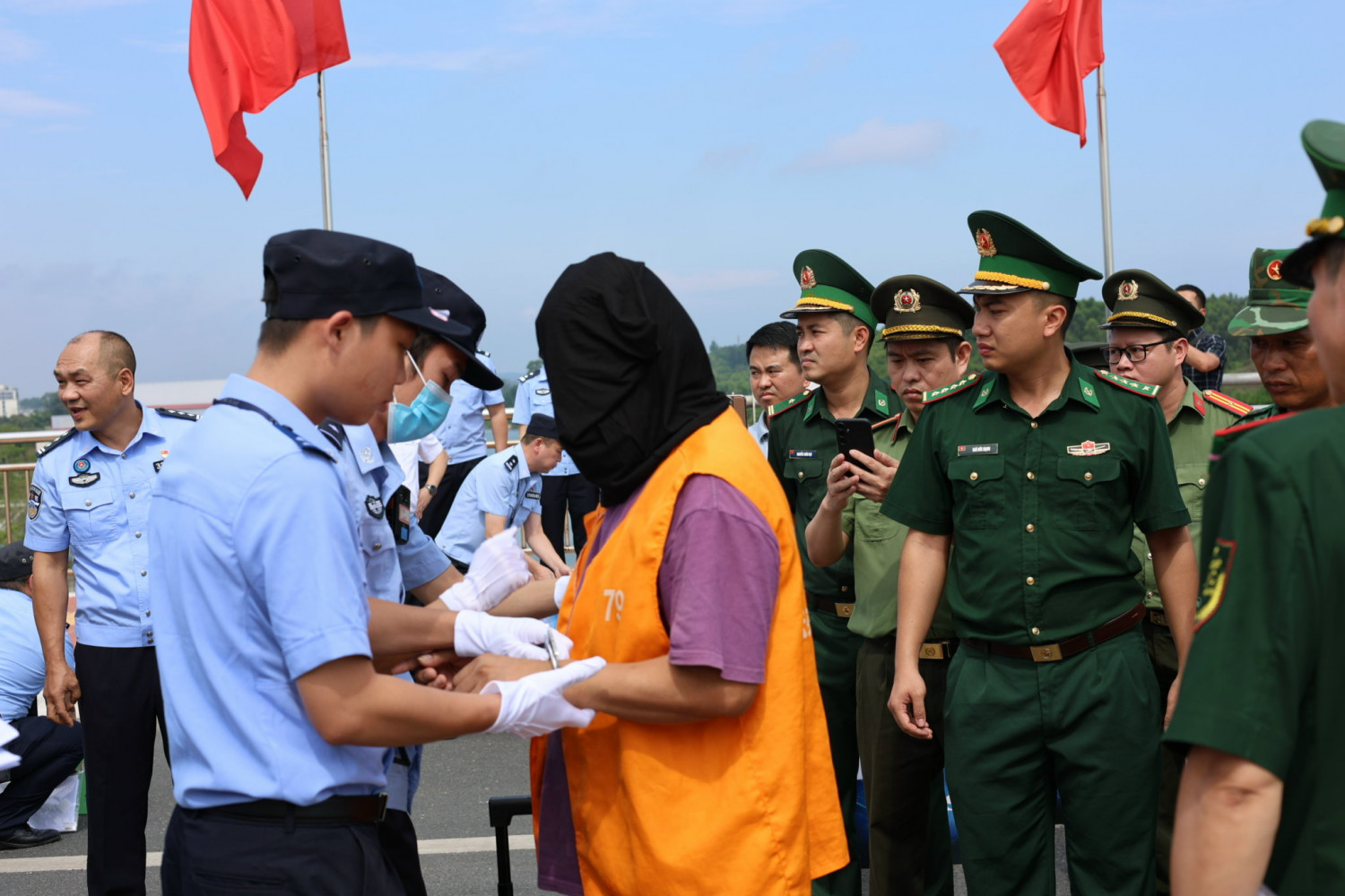 Quảng Ninh bàn giao 33 đối tượng trong đường dây lừa đảo cho phía Trung Quốc