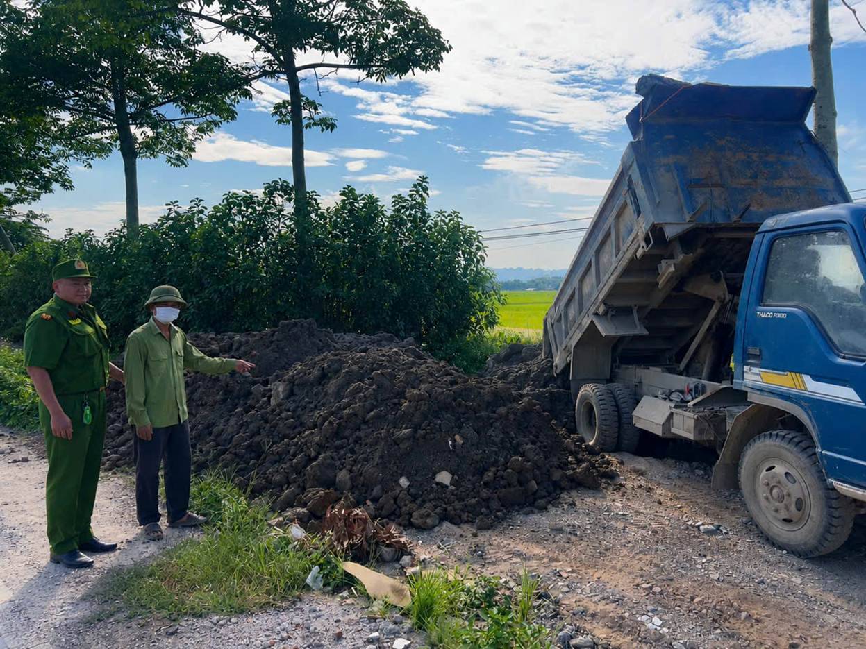 Kịp thời ngăn chặn hành vi đổ chất thải trái phép tại xã Mỹ Đức
