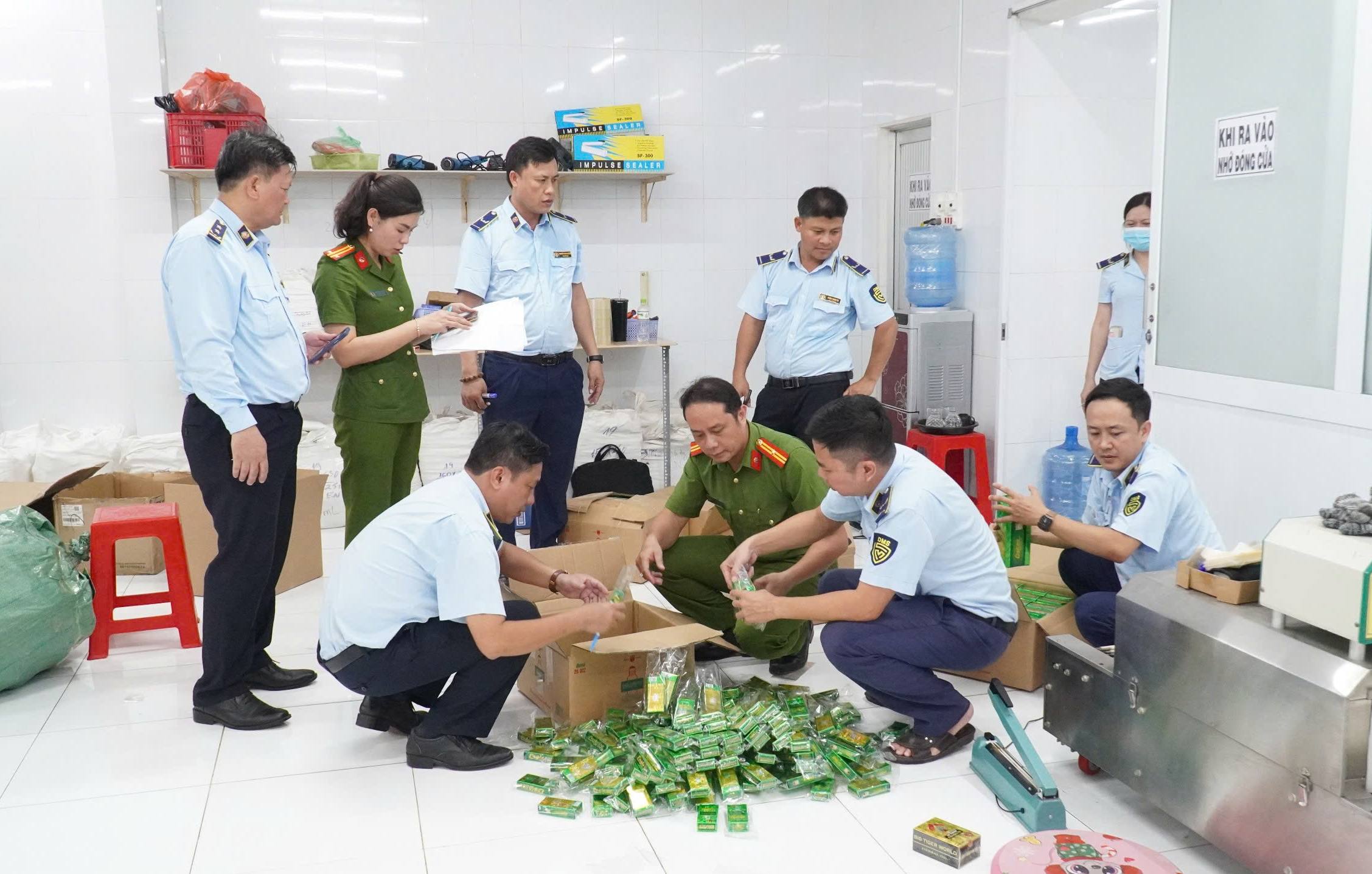Bắt 2 đối tượng tổ chức sản xuất hàng chục ngàn chai dầu gió giả nhãn hiệu