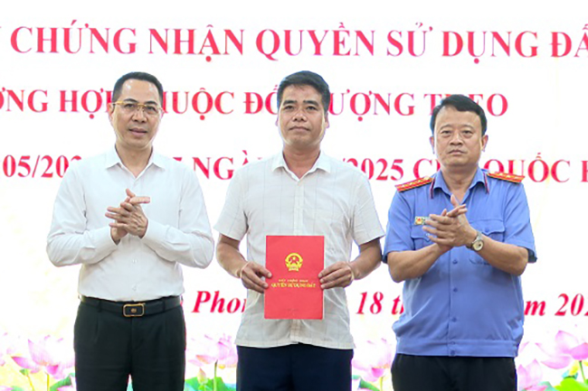 Sau kiến nghị của Viện kiểm sát, công dân được trả lại tên trên Giấy chứng nhận quyền sử dụng đất