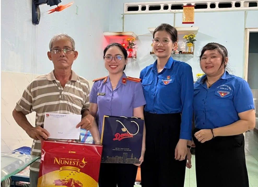 VKSND tỉnh Gia Lai tặng quà gia đình chính sách và học sinh có hoàn cảnh khó khăn