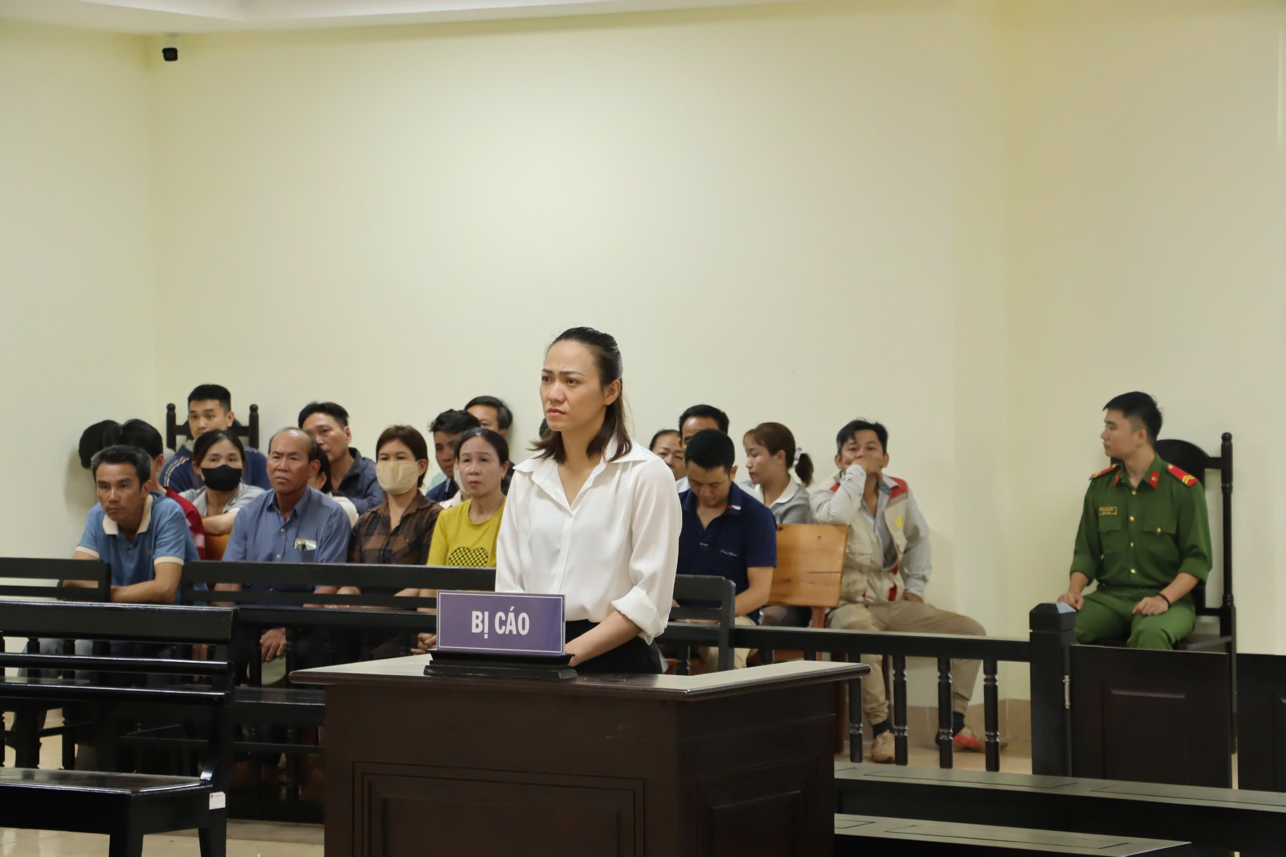 Nữ tài xế lãnh án vì uống 8 lon bia rồi lái xe ô tô tông Chủ tịch xã tử vong