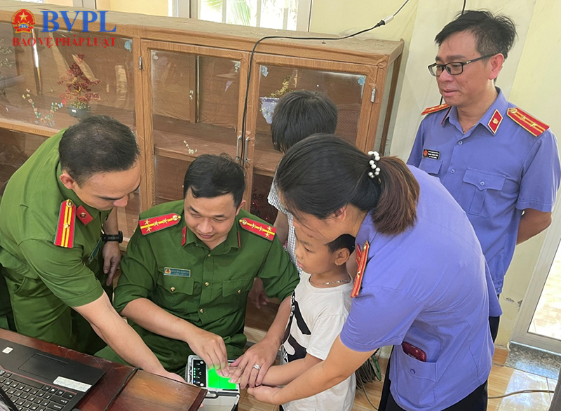 VKSND Khu vực 12, TP Hồ Chí Minh phối hợp cấp căn cước cho người yếu thế tại xã Châu Pha
