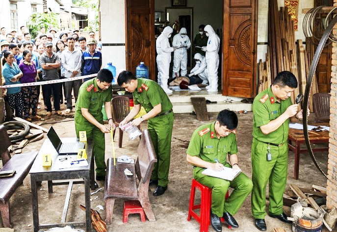 Điều tra vụ người đàn ông chết bất thường trong nhà với con dao cắm trên ngực