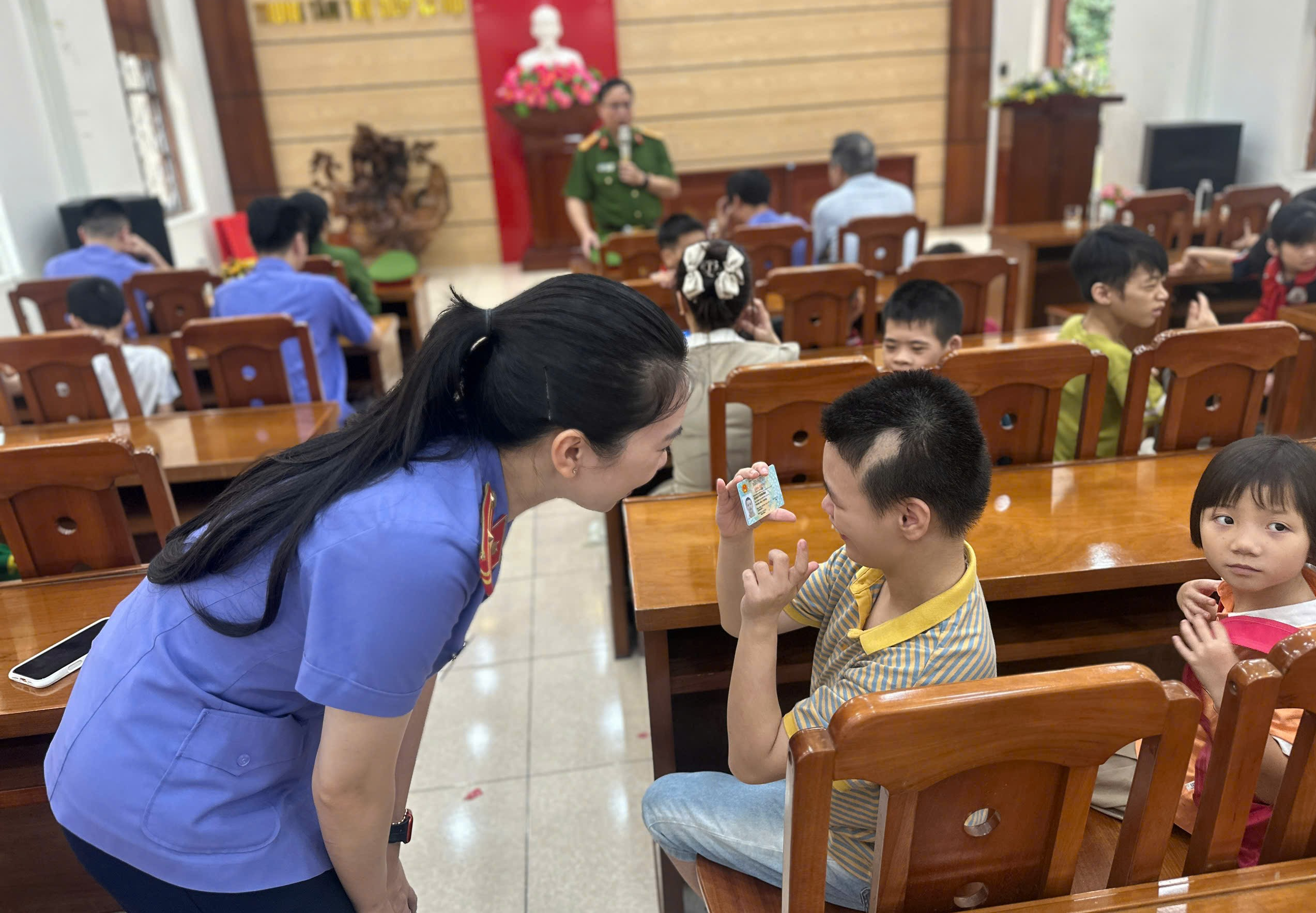 VKSND khu vực 1, tỉnh Quảng Ninh phối hợp trao căn cước cho 13 trẻ em có hoàn cảnh đặc biệt