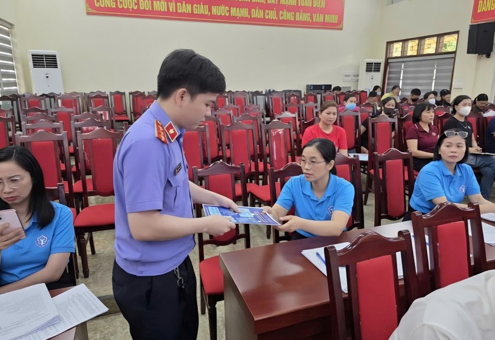Tuyên truyền pháp luật về bảo hiểm xã hội và Nghị quyết 205 tại phường Vàng Danh