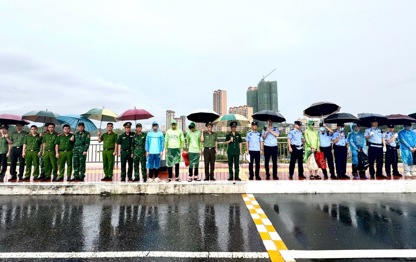 Trao trả 13 công dân Trung Quốc nhập cảnh trái phép