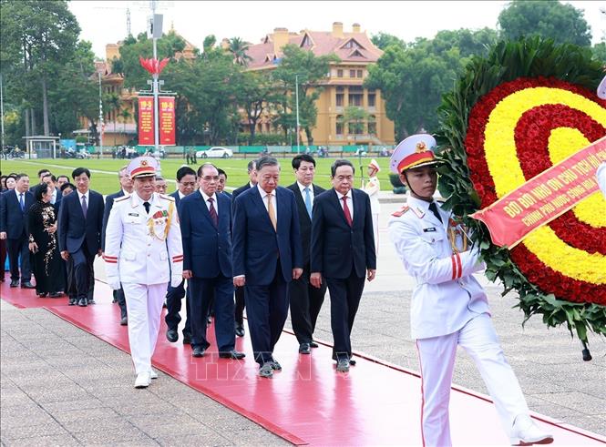 Kỷ niệm 136 năm Ngày sinh Chủ tịch Hồ Chí Minh Lãnh đạo Đảng, Nhà nước vào Lăng viếng Bác