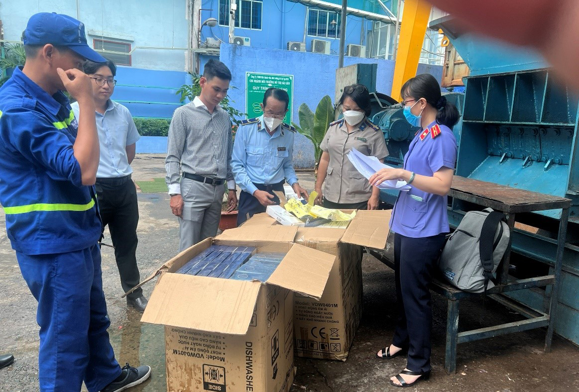 TP HCM đột kích, thu giữ hàng nghìn sản phẩm không rõ nguồn gốc, xuất xứ