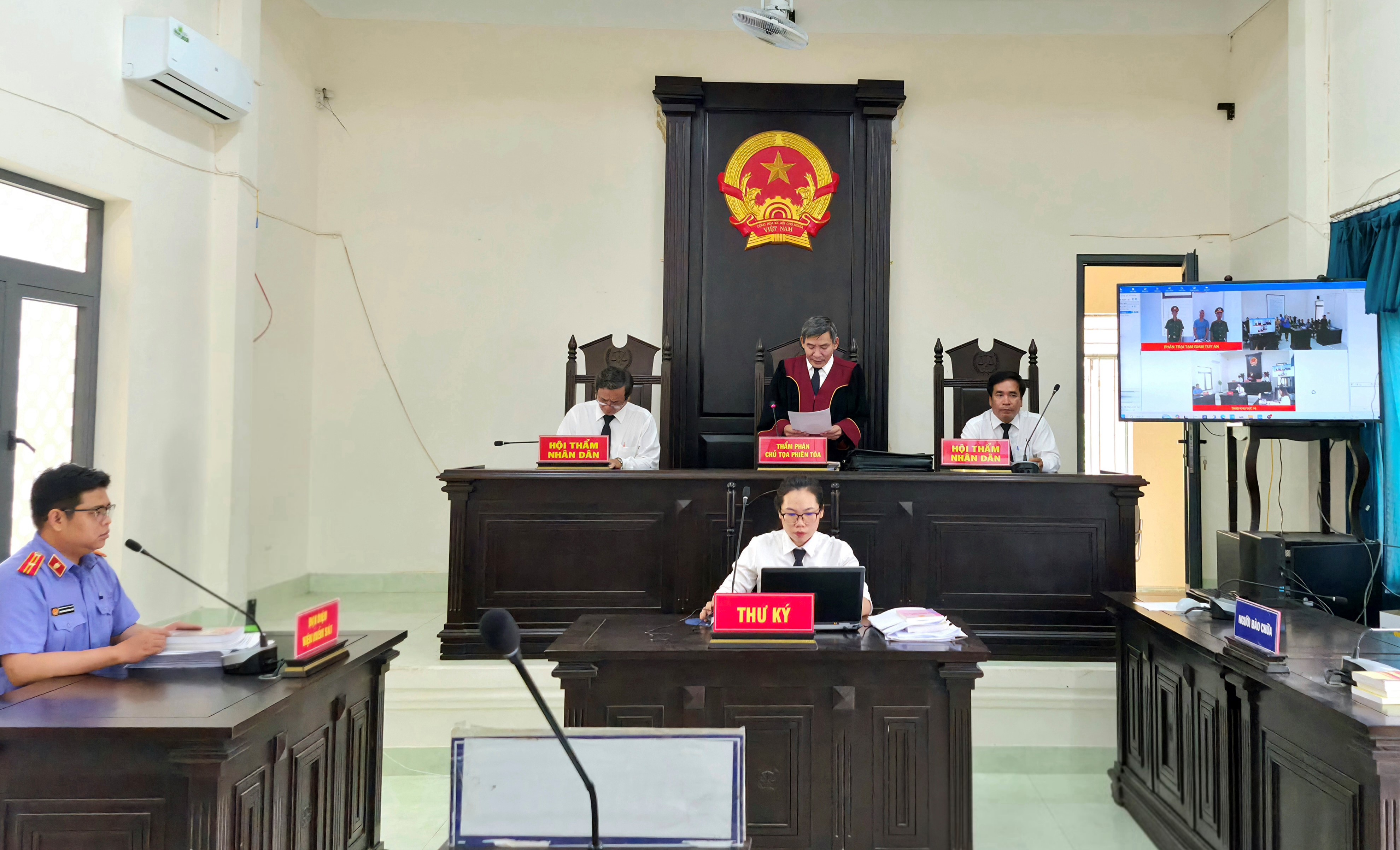 Viện kiểm sát phối hợp tổ chức phiên tòa trực tuyến rút kinh nghiệm