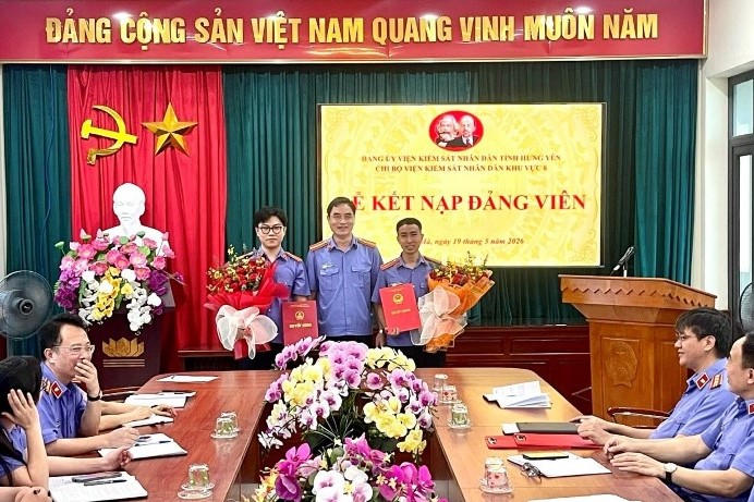 Chi bộ VKSND khu vực 8, tỉnh Hưng Yên tổ chức Lễ kết nạp đảng viên mới