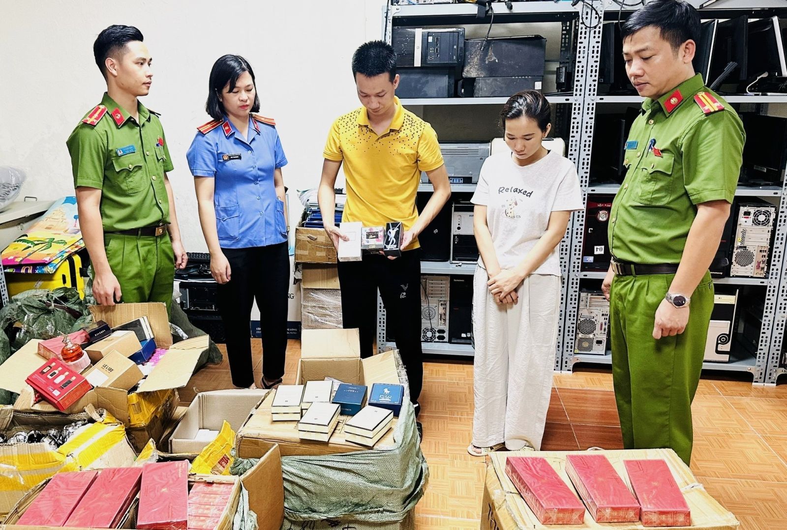 VKSND tỉnh Thanh Hóa phê chuẩn khởi tố 6 bị can buôn bán nước hoa giả