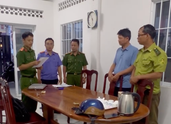 Bắt tạm giam 2 đối tượng đưa hối lộ, môi giới hối lộ để kinh doanh trái phép động vật hoang dã