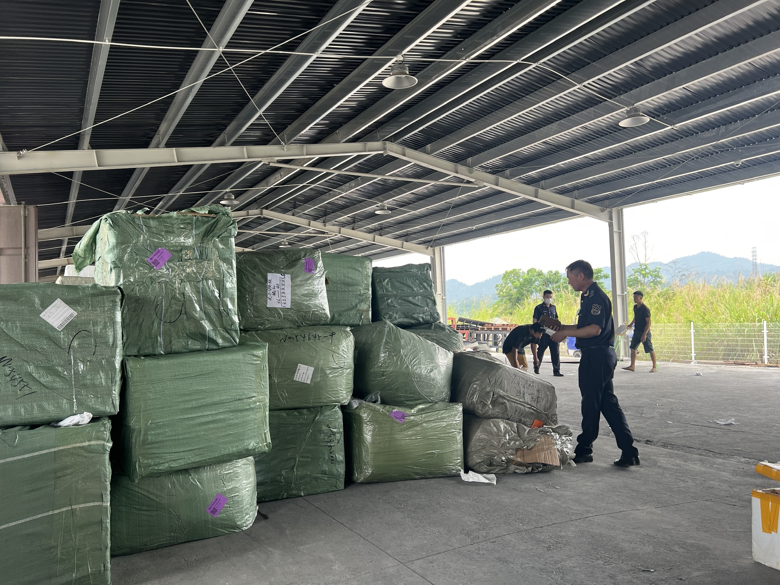 Khởi tố vụ án, khởi tố bị can trong 4 vụ vận chuyển hàng hóa xâm phạm sở hữu trí tuệ