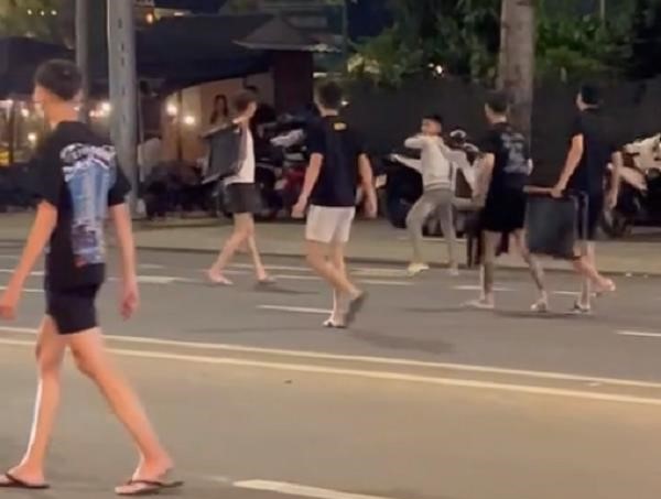 Bắt “nóng” nhóm thanh thiếu niên “hỗn chiến” trên đường tại Đồng Nai