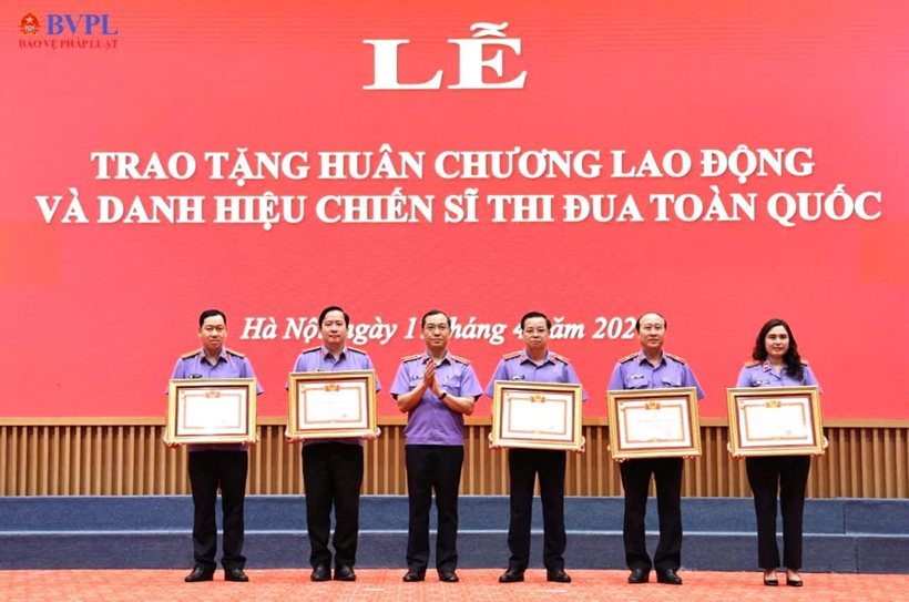 Lấy ý kiến nhân dân đối với các cá nhân đề nghị tặng danh hiệu “Chiến sỹ thi đua toàn quốc”