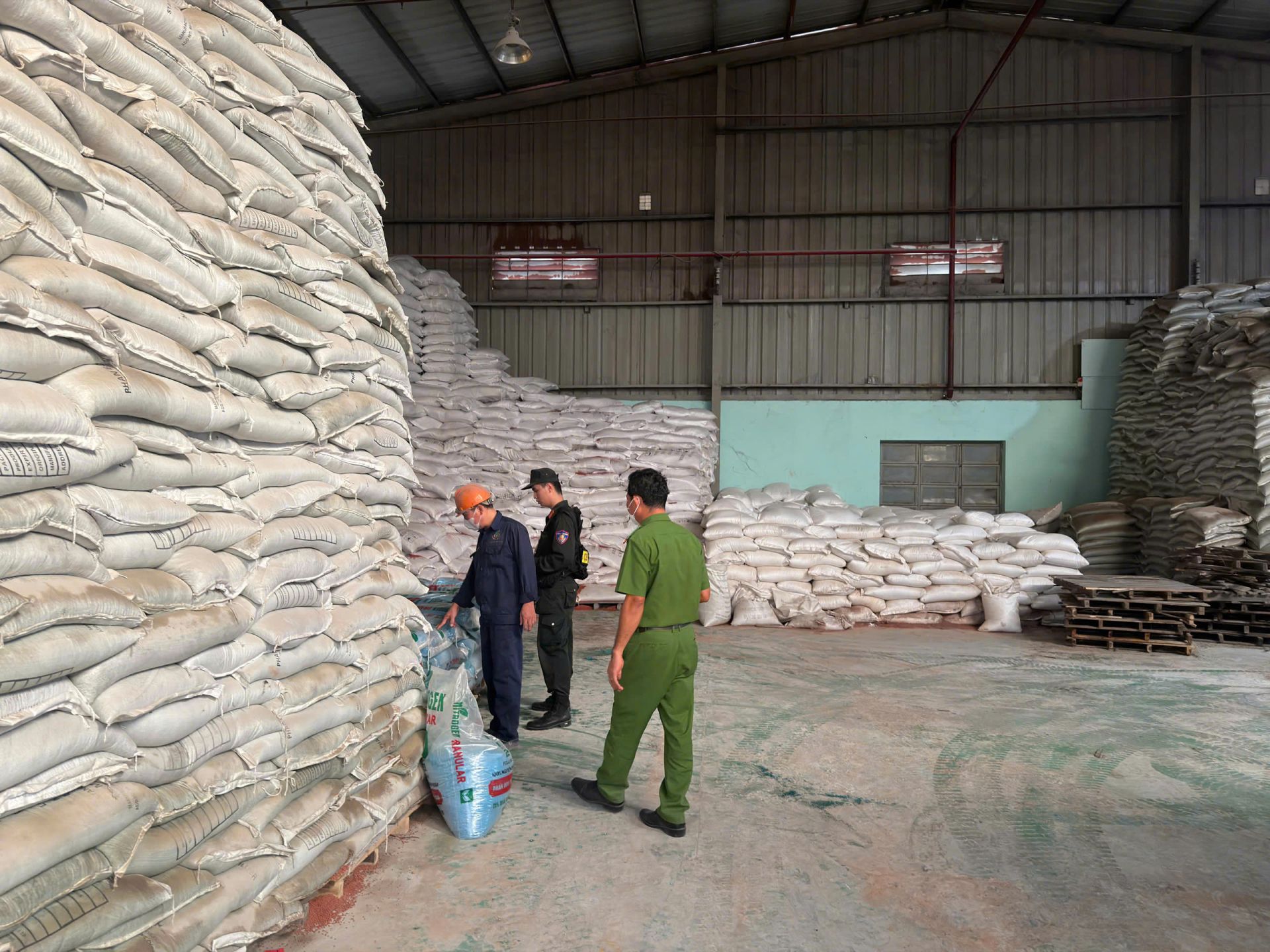 Tây Ninh triệt phá đường dây sản xuất hơn 70 tấn phân bón giả