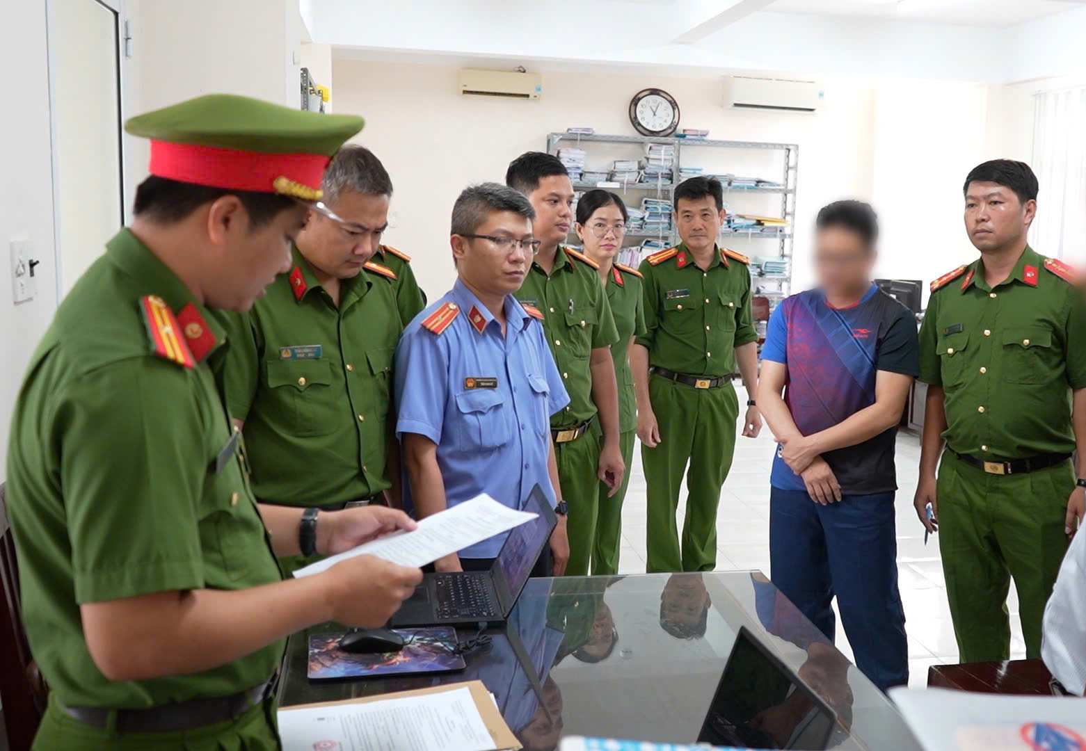 Phê chuẩn khởi tố, bắt tạm giam cán bộ thuế nhận tiền của doanh nghiệp