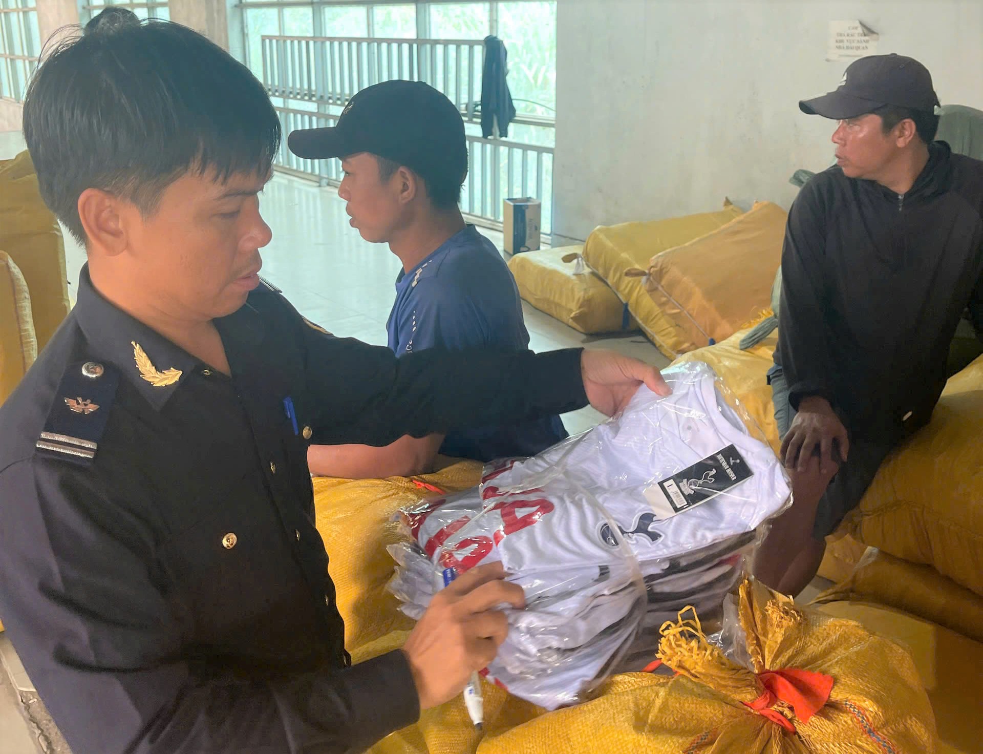 Bắt giữ hơn 17 500 sản phẩm vi phạm quyền sở hữu trí tuệ của nhiều thương hiệu nổi tiếng thế giới
