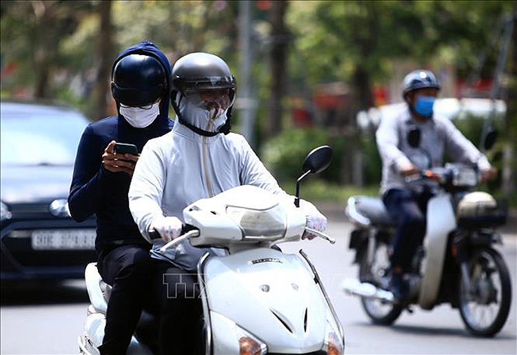 Bắc Bộ mưa dông về đêm, ban ngày nắng nóng, cảnh báo lũ quét vùng núi
