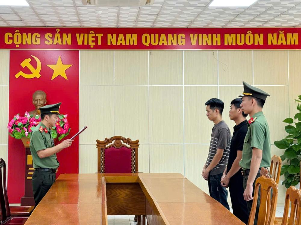 Phê chuẩn khởi tố 2 đối tượng “Tàng trữ trái phép vũ khí quân dụng”