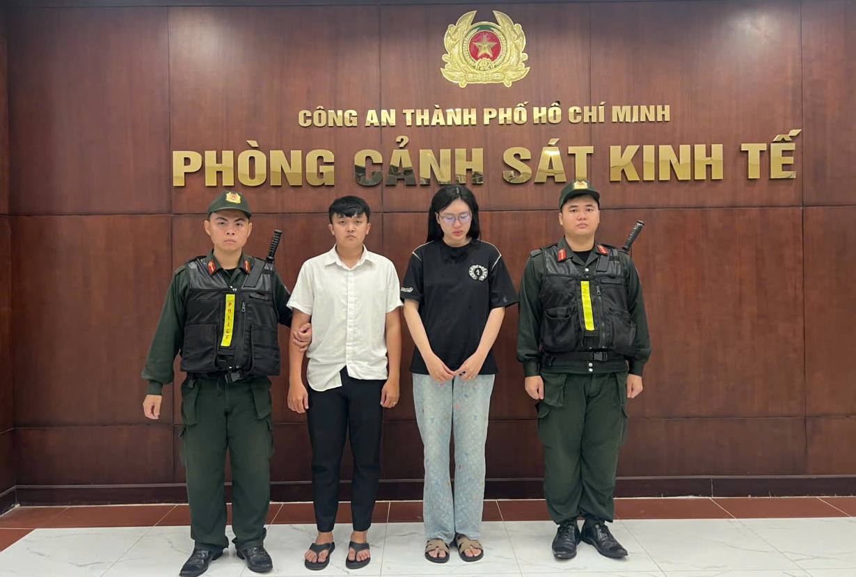 Hai vợ chồng bị khởi tố vì kinh doanh đồng hồ, quần áo, giày dép giả mạo nhãn hiệu nổi tiếng