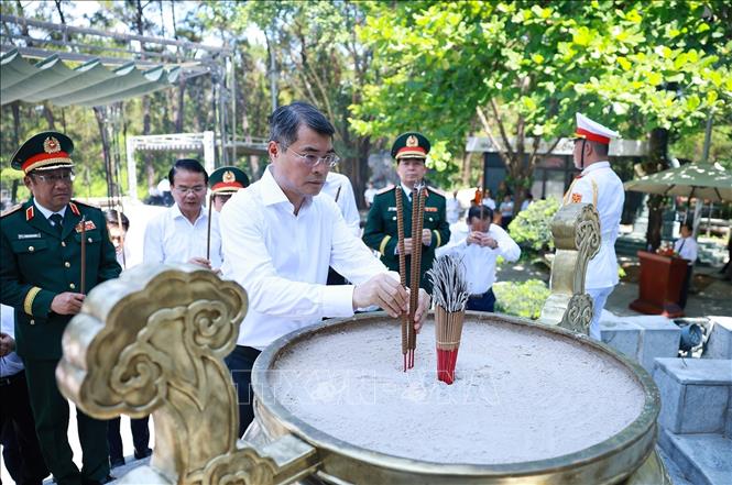 Thủ tướng Lê Minh Hưng tri ân các anh hùng liệt sĩ tại tỉnh Quảng Trị