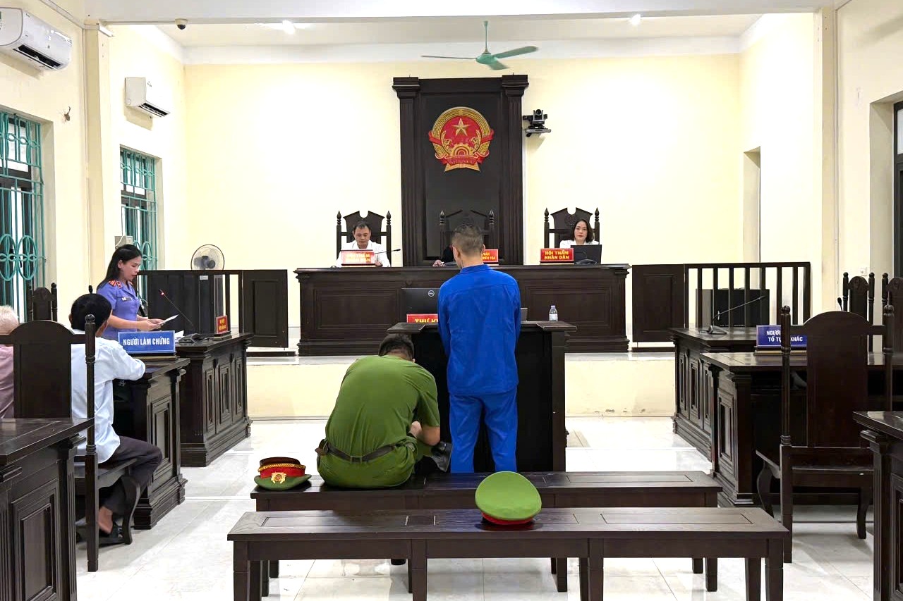 Người đàn ông lĩnh 8 tháng tù vì trộm vàng của hàng xóm