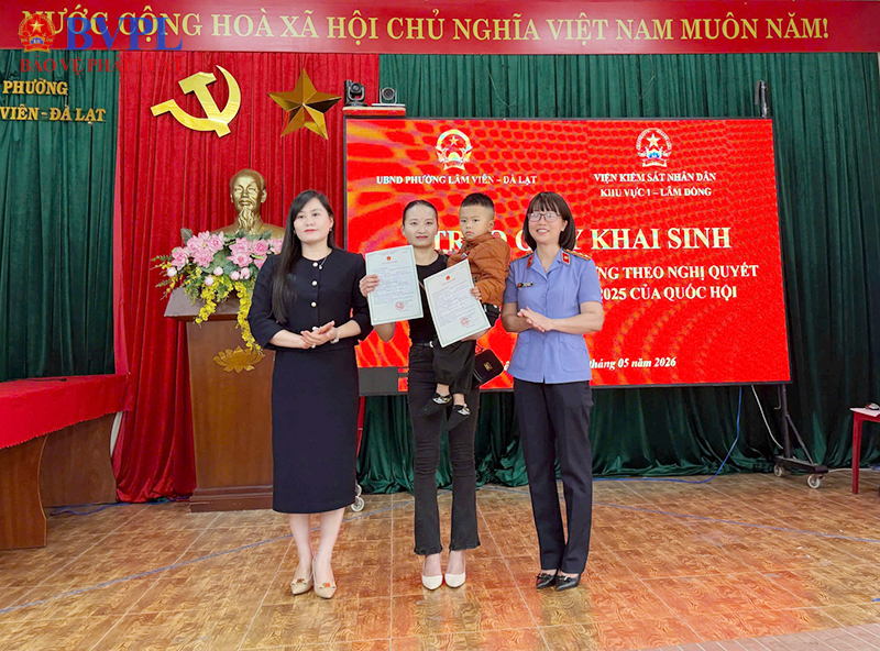 VKSND Khu vực 1 tích cực hỗ trợ 2 trẻ em đăng ký khai sinh