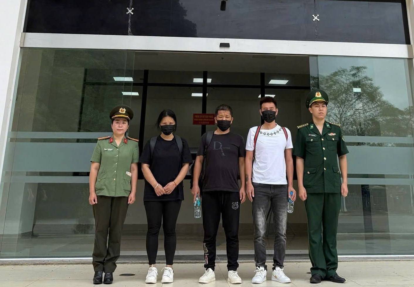 Bàn giao, trao trả 3 công dân Trung Quốc nhập cảnh trái phép vào Việt Nam