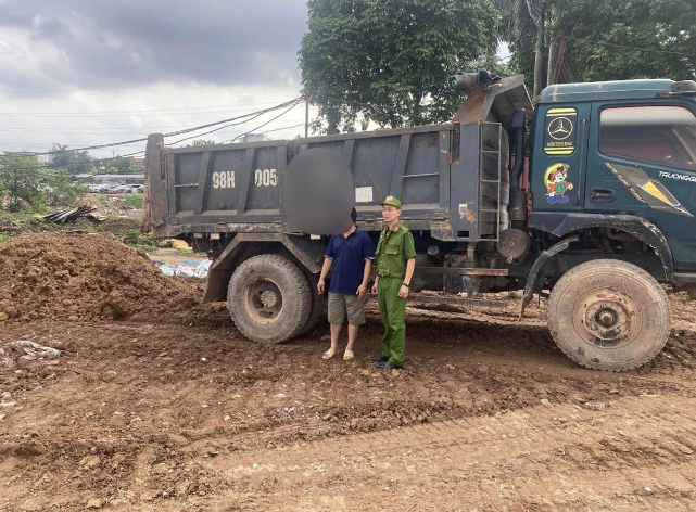 Kịp thời ngăn chặn hành vi đổ chất thải trái phép tại phường Hồng Hà