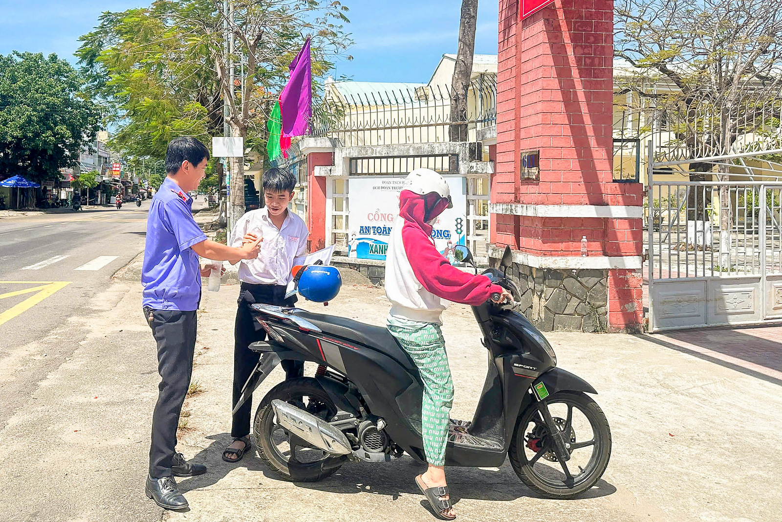 Tuổi trẻ VKSND khu vực 10, TP Đà Nẵng tiếp sức sĩ tử mùa thi vào lớp 10