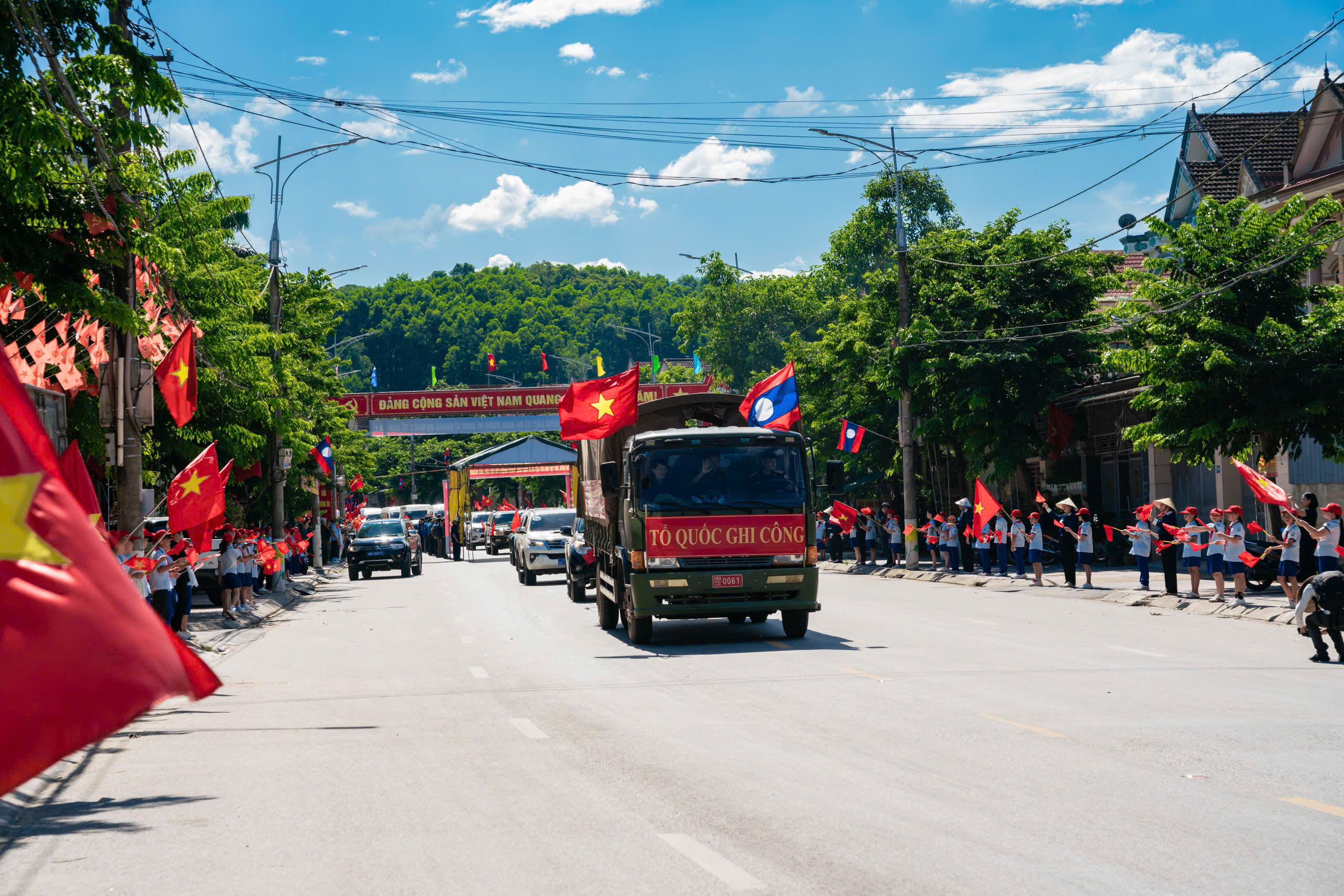 Nhân dân Hà Tĩnh đón các Anh về với đất mẹ