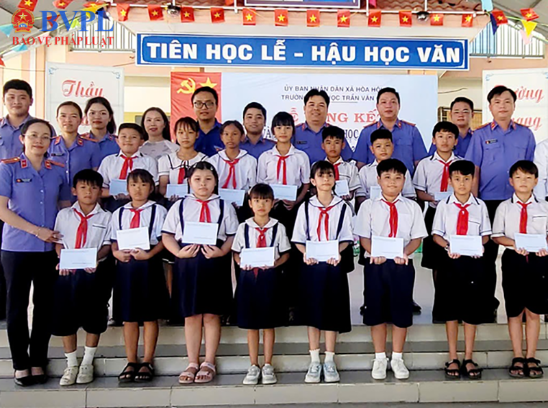 Màu áo thiên thanh mang yêu thương đến vùng biên