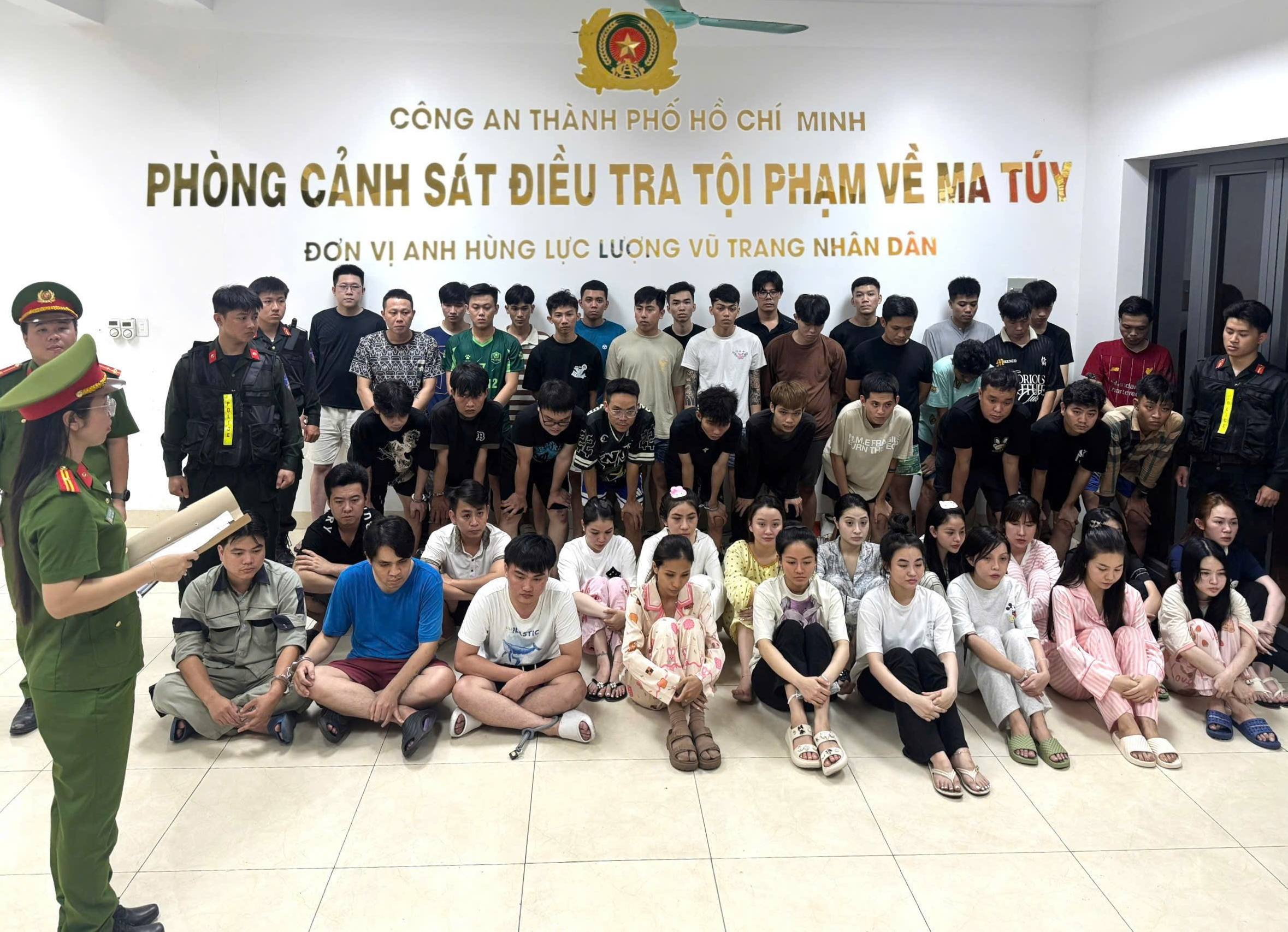 Triệt phá tụ điểm quán bar Revo, khởi tố 50 đối tượng liên quan đến ma túy