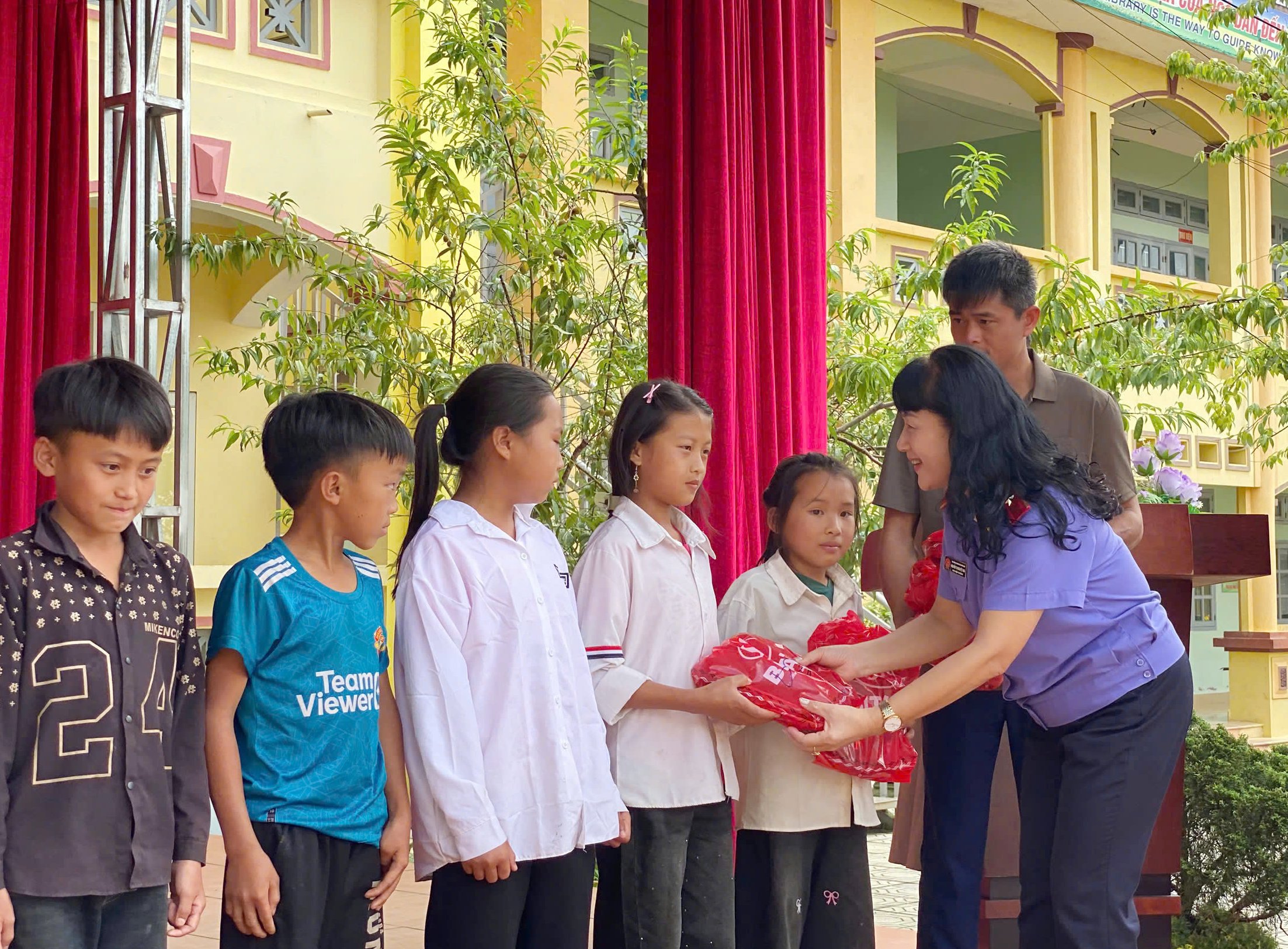 VKSND tỉnh Điện Biên tặng quà học sinh vùng cao