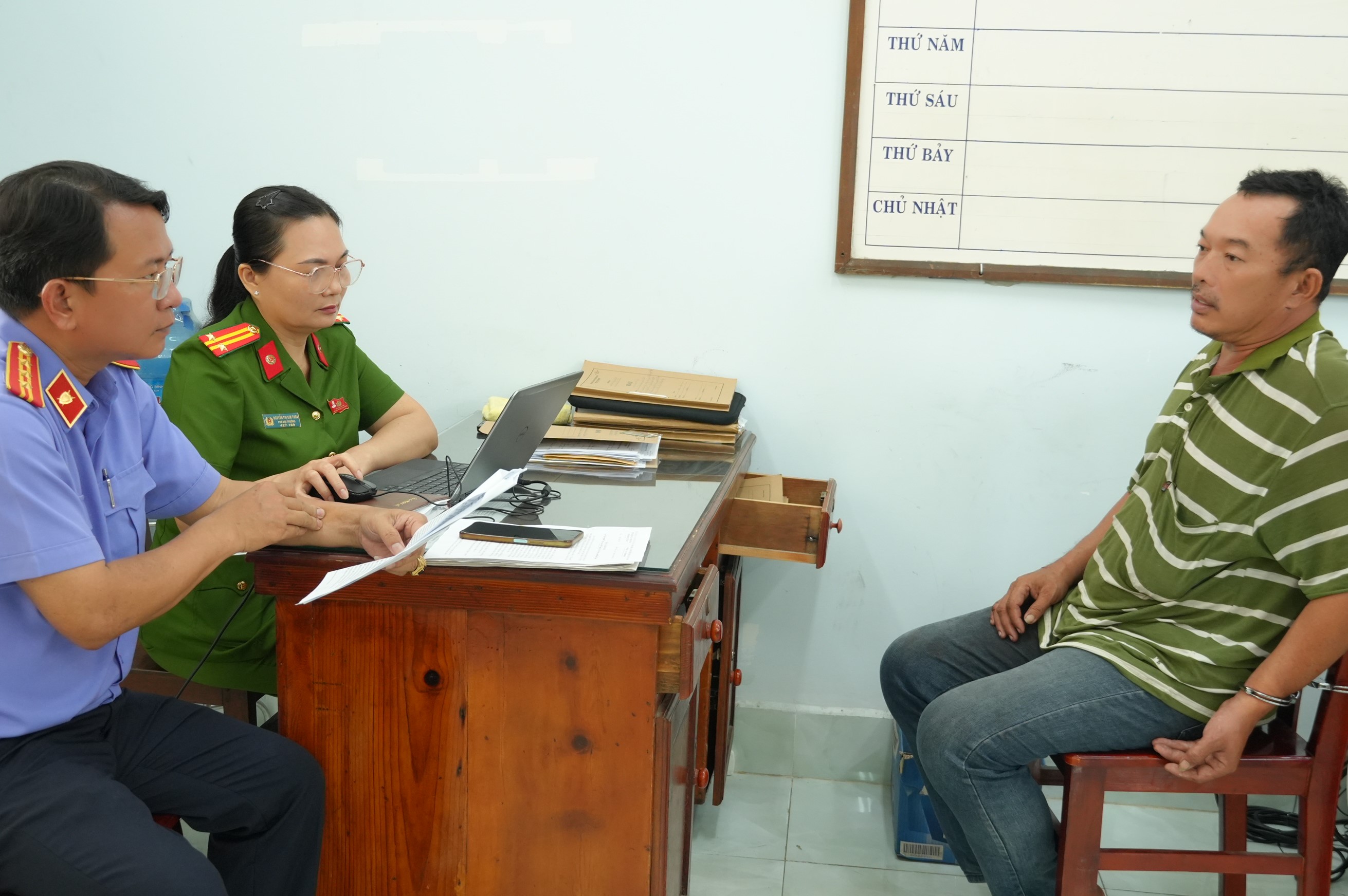 Kiểm sát viên phối hợp lấy lời khai đối tượng dùng dao đâm một người tử vong