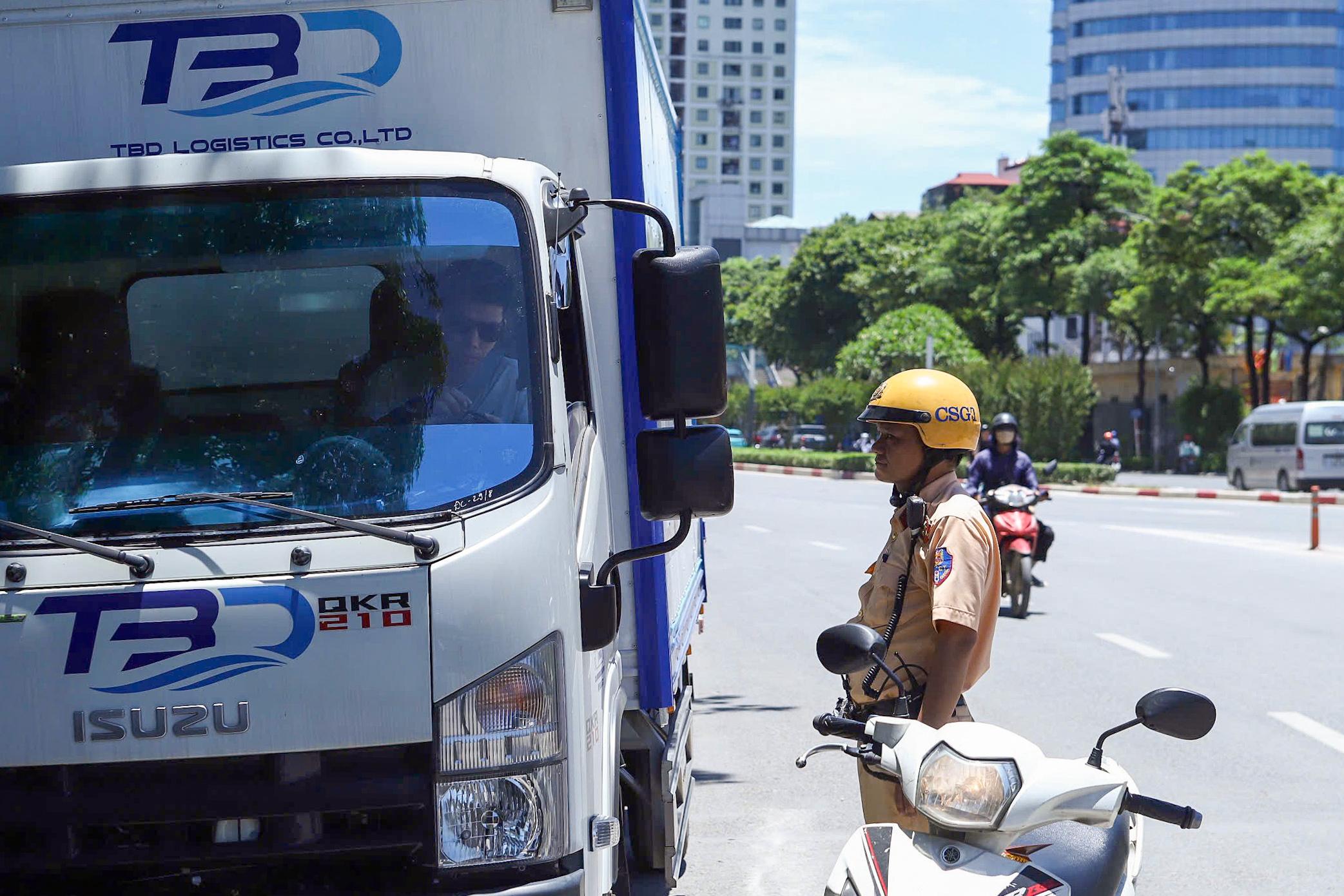 CSGT Hà Nội xử lý hơn 2 200 trường hợp dừng, đỗ xe trái phép trong hơn 10 ngày